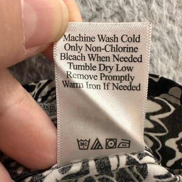 Coldwater Creek XL Button Up Top Long Sleeves V-Neck‎ Black White Pattern - Picture 8 of 8